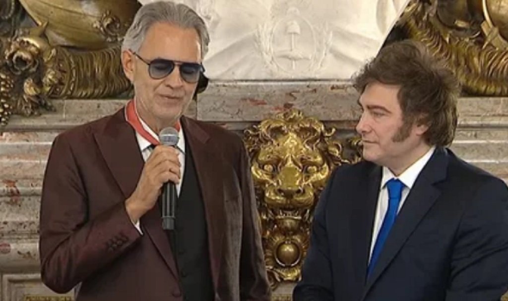 Andrea Bocelli fue condecorado por Milei