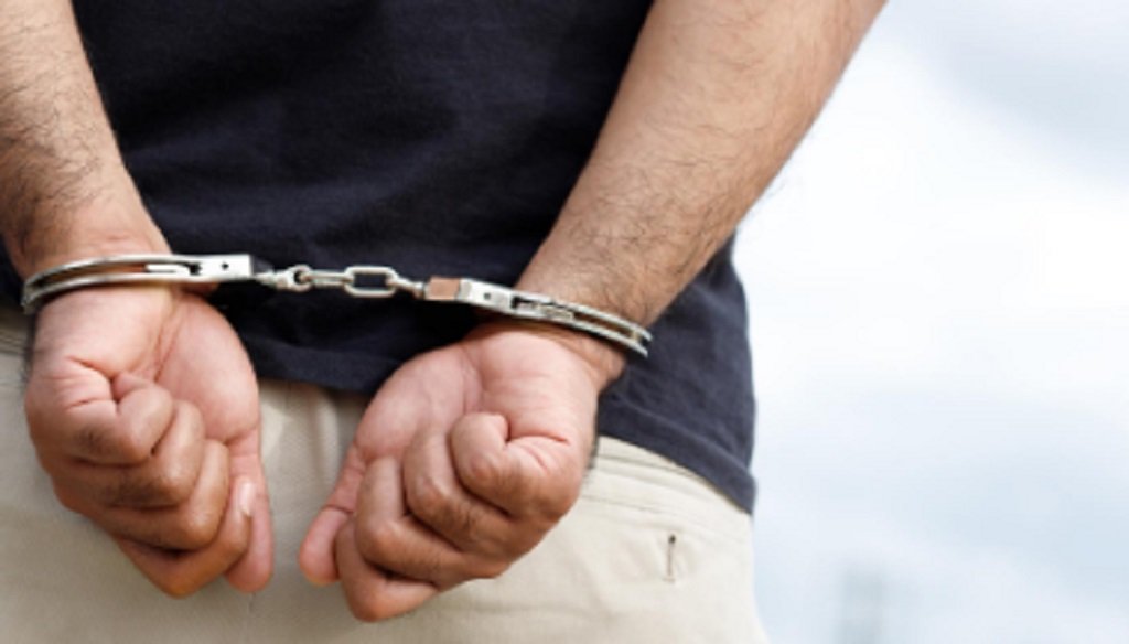 Fueron sorprendidos robando madera y quedaron detenidos 