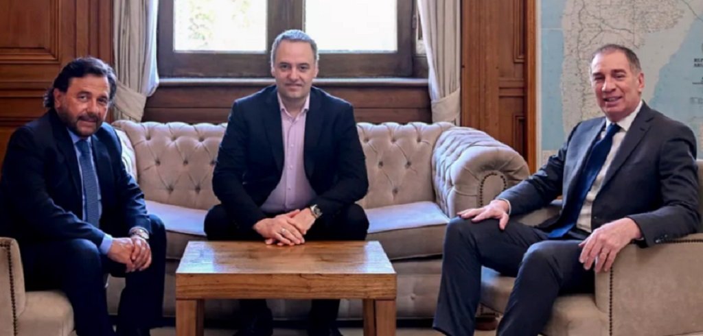 Sáenz se reunió con Adorni y Santilli en Casa Rosada