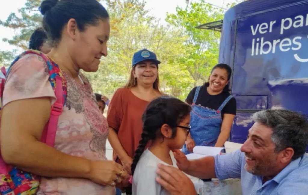 375 estudiantes de escuelas rurales recibieron anteojos 