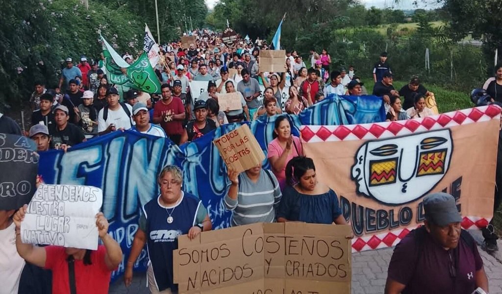 Manifestación de la comunidad Lule por demoliciones
