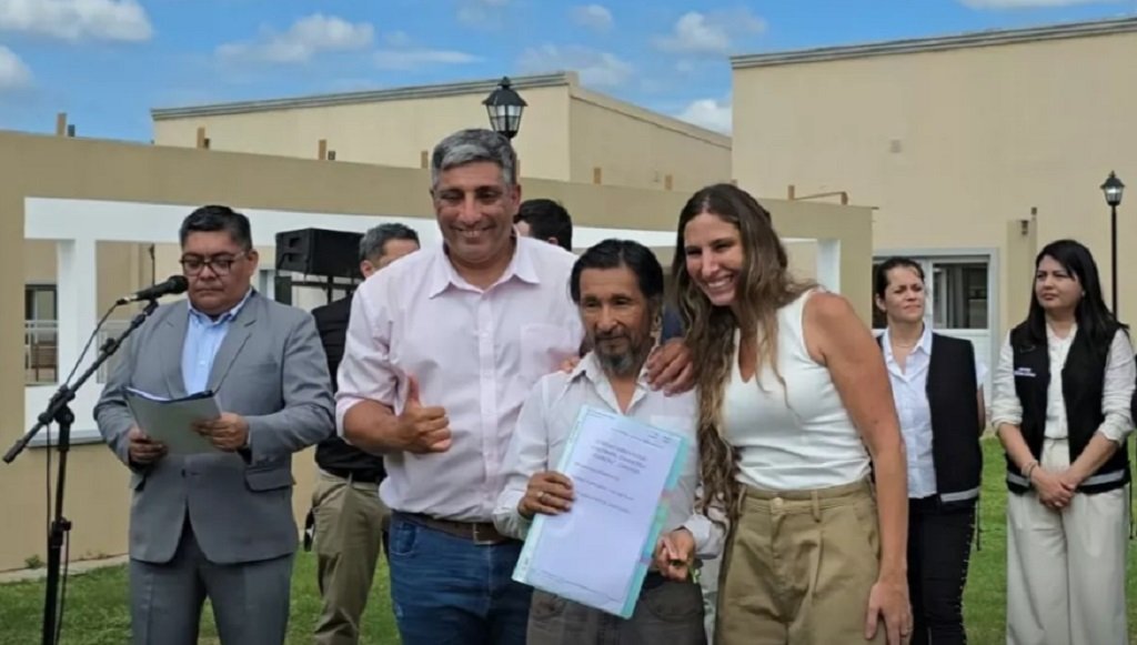 Nueva entrega de viviendas a familias