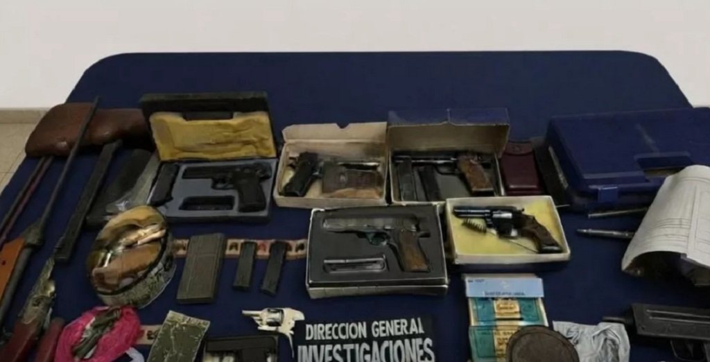 Secuestraron armas y material explosivo durante un allanamiento en Villa Las Rosas
