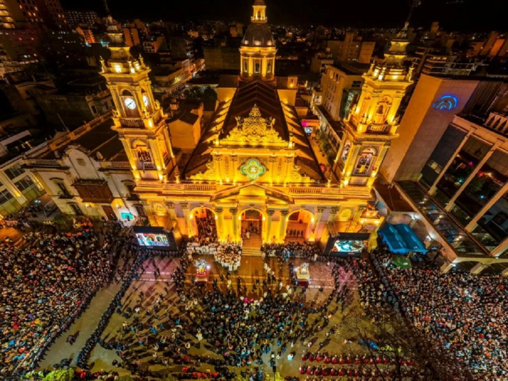 La ciudad renovó su Pacto de Fidelidad en una multitudinaria procesión del Milagro
