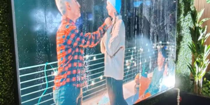 Presentaron un curioso televisor resistente al agua
