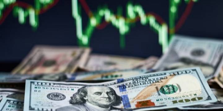 El dólar blue volvió a superar la barrera de los 1300 pesos