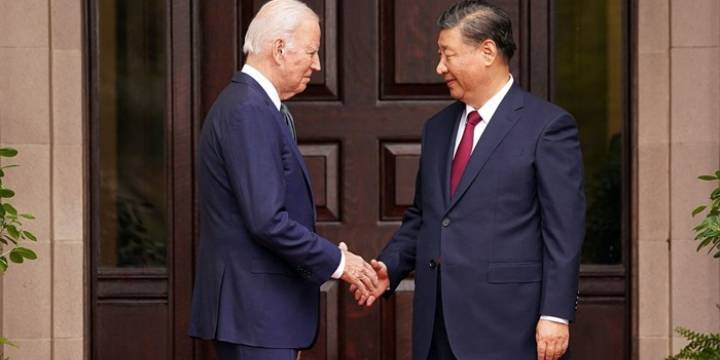 Joe Biden se reunió con Xi Jinping para aliviar fricciones