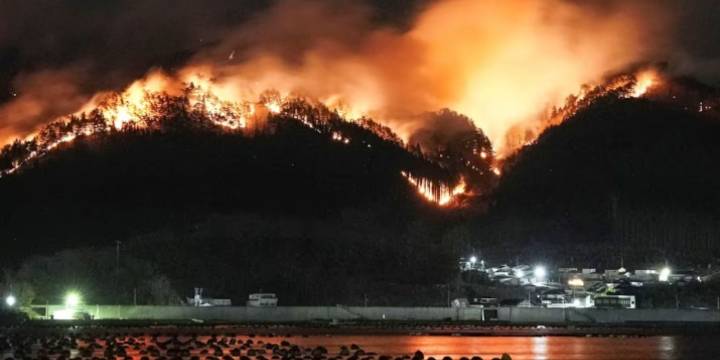 Devastadores tornados de fuego azotan Corea del Sur