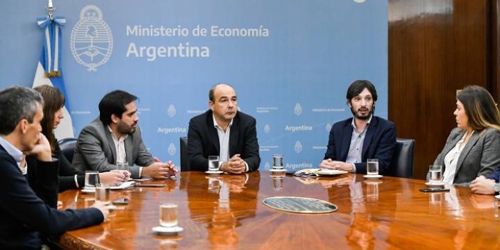 El Gobierno negocia con fondos comunes un canje de deuda