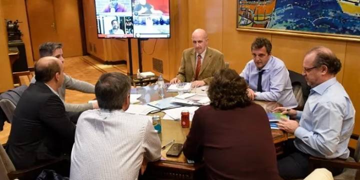 Massa se reúne con su equipo y define si toma licencia