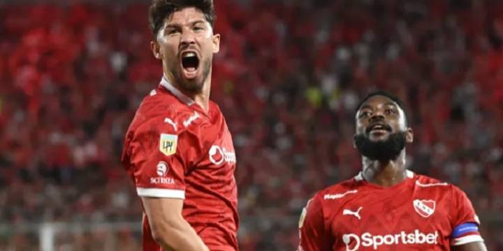 Independiente rescató un empate y sigue en la cima