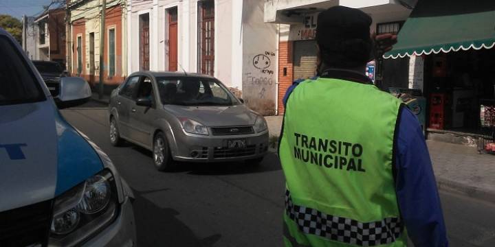 Buscan desalentar el estacionamiento en doble fila en el centro