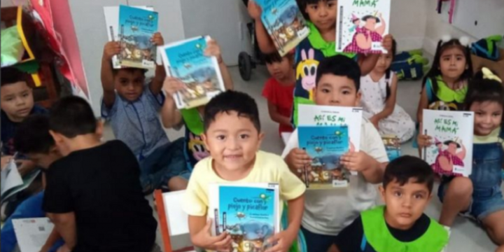 Entregan libros de literatura a alumnos de Nivel Inicial