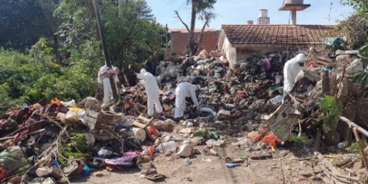 Avanza la limpieza de residuos acumulados en una vivienda de Limache