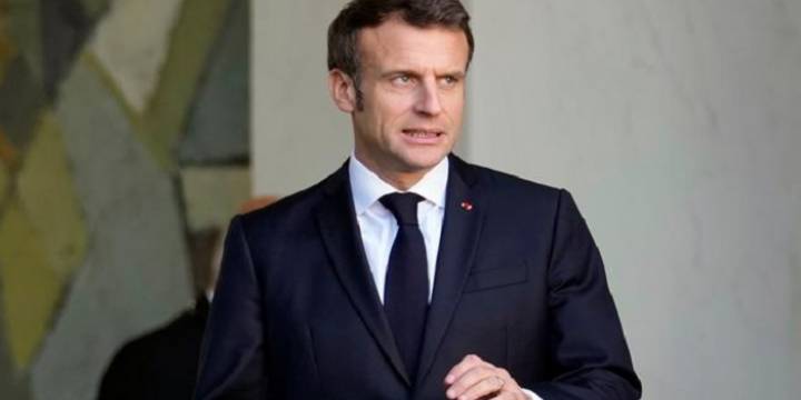 Emanuel Macron aprobó por decreto la reforma previsional