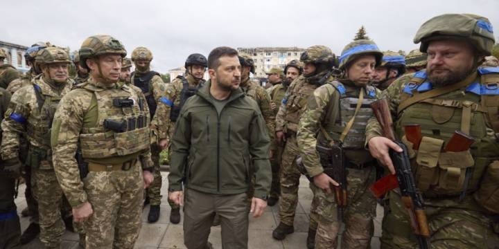 Zelenski destituyó a militares y refuerza vínculos diplomáticos