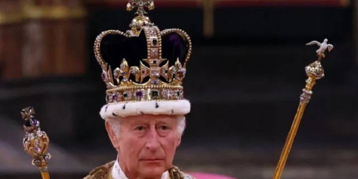 El rey Carlos III tuvo que ser internado nuevamente