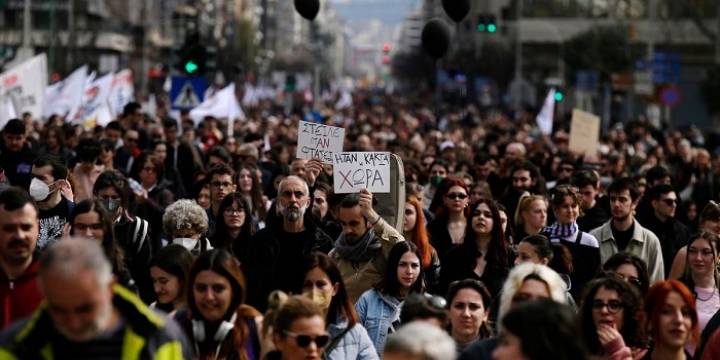 Una huelga general paralizó Grecia tras el choque de trenes
