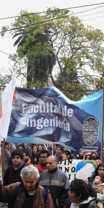 Ni la lluvia detuvo la Marcha Universitaria en Salta