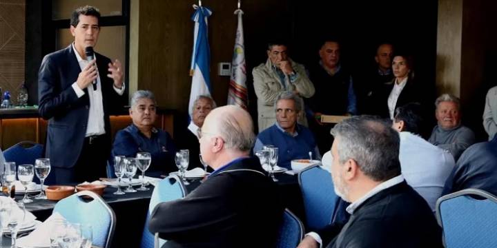 Wado de Pedro recibió el apoyo de gremios a su candidatura