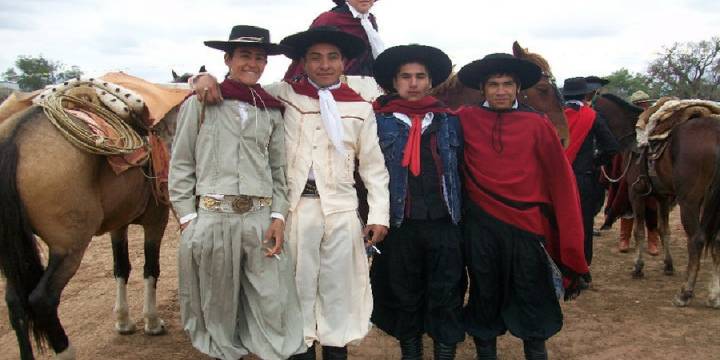 Este sábado muestra de trajes gauchos en el Mercado Artesanal