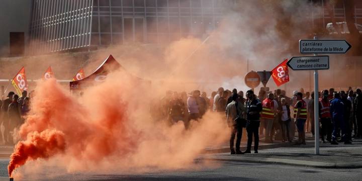 Bloquean rutas e interrumpen servicios en Francia