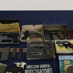 Secuestraron armas y material explosivo durante un allanamiento en Villa Las Rosas