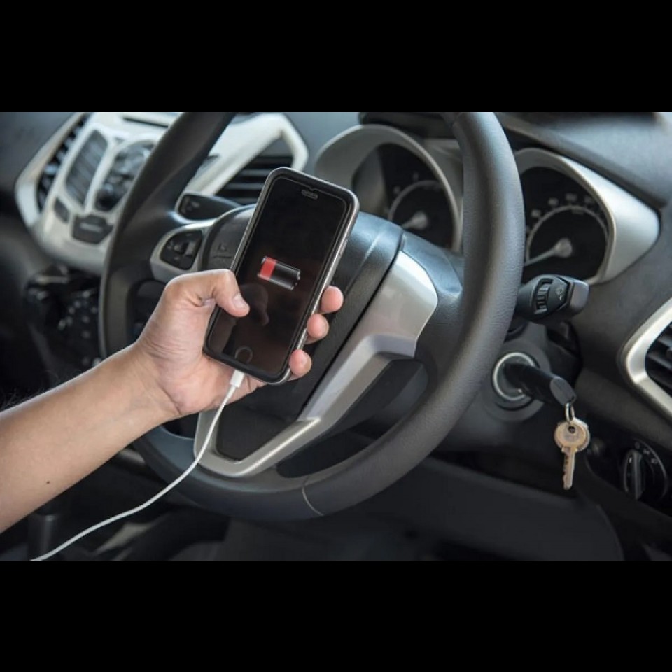 Tres razones para no cargar el celular en el auto