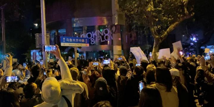Estudiantes de Beijing en contra de la política anticovid en China