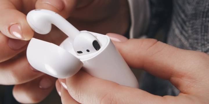 Una versión futura de los AirPods podría incluir una cámara