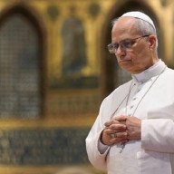 Al papa le extrajeron un tumor maligno
