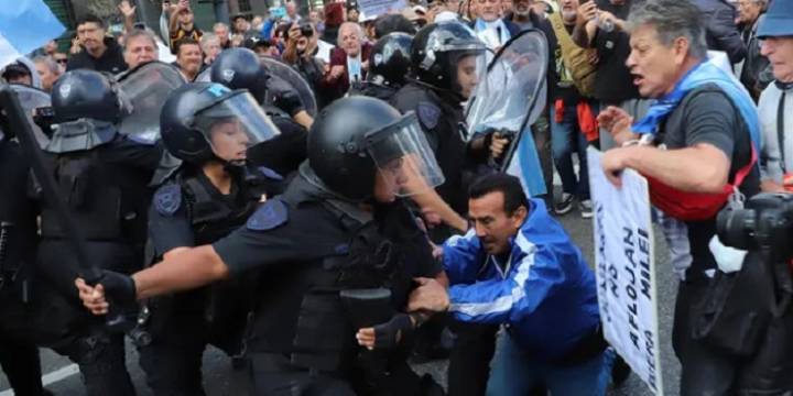 Marcha jubilados: barras se enfrentaron con gendarmería