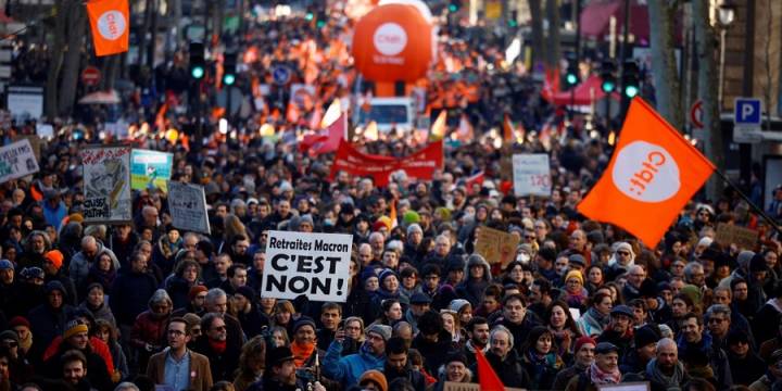 Siguen las protestas contra Macron por la reforma previsional