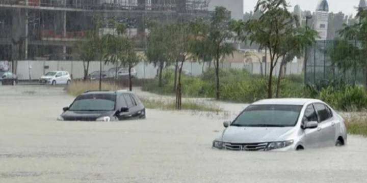 Fuertes lluvias en Dubai provocan inundación de carreteras