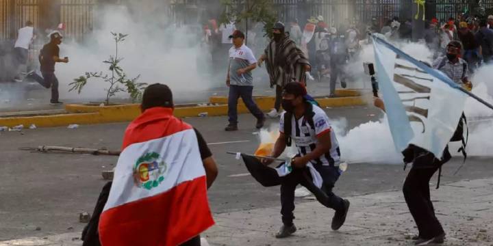 Un muerto y cinco manifestantes desaparecidos en Perú