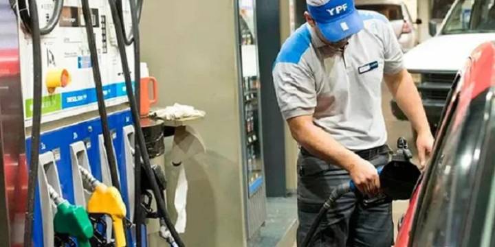 YPF confirmó que baja 4% el precio de los combustibles